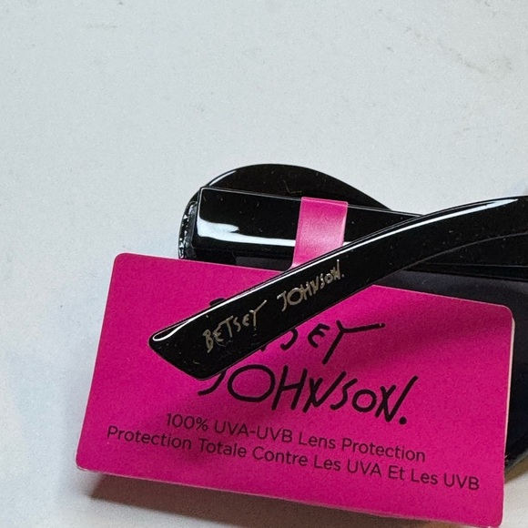 Adorable Betsey Johnson Heart Sunglasses. NWT. 🥰 - Picture 2 of 4